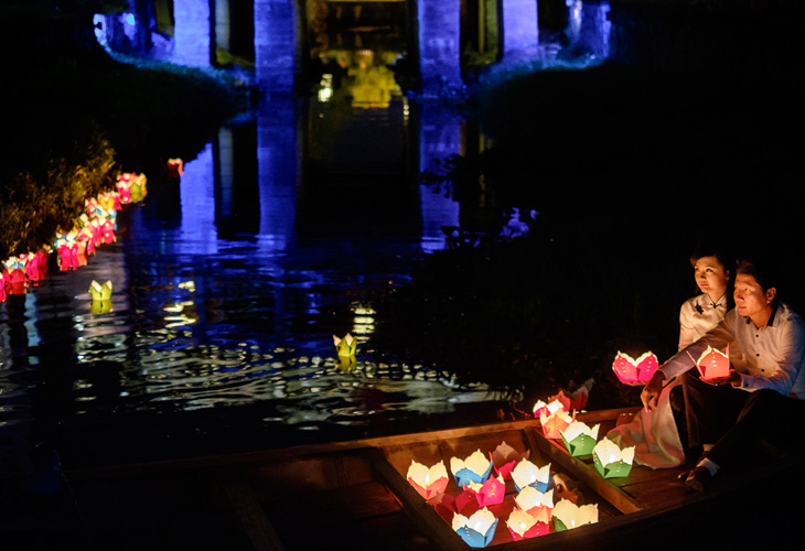 Laterns-lit-up-at-night-in-Hoi-An,-Vietnam